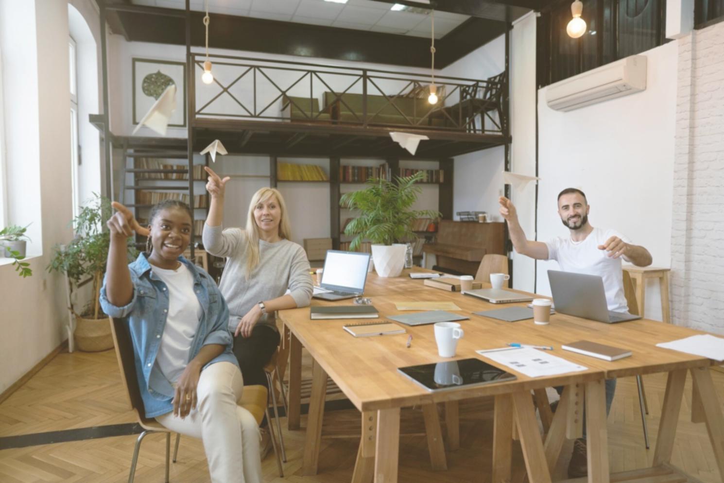 Equipo de profesionales financieros colaborando